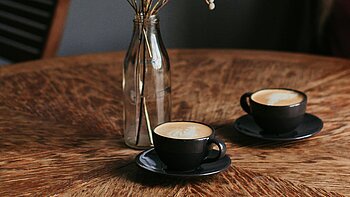 Zwei Kaffeetassen auf einem Tisch. Bild unter Lizenz Pexels
