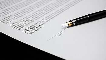 Kugelschreiber auf einem Vertrag. Bild unter Lizenz Pixabay