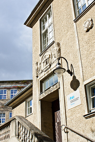 Eingang zum Bibliotheksgebäude auf dem Campus Treskowallee