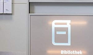 leuchtendes Logo Bibliothek am Tresen