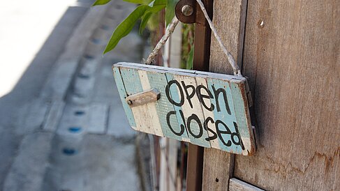 Door sign with the inscription ‘Open’. Picture under licence Pixabay