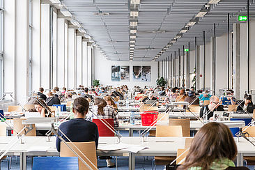 Studierende im Lesesaal in der Bibliothek auf dem Campus Wilhelminenhof