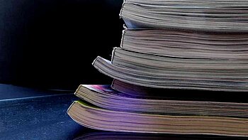 Stapel von Zeitschriften. Bild unter Lizenz Pixabay