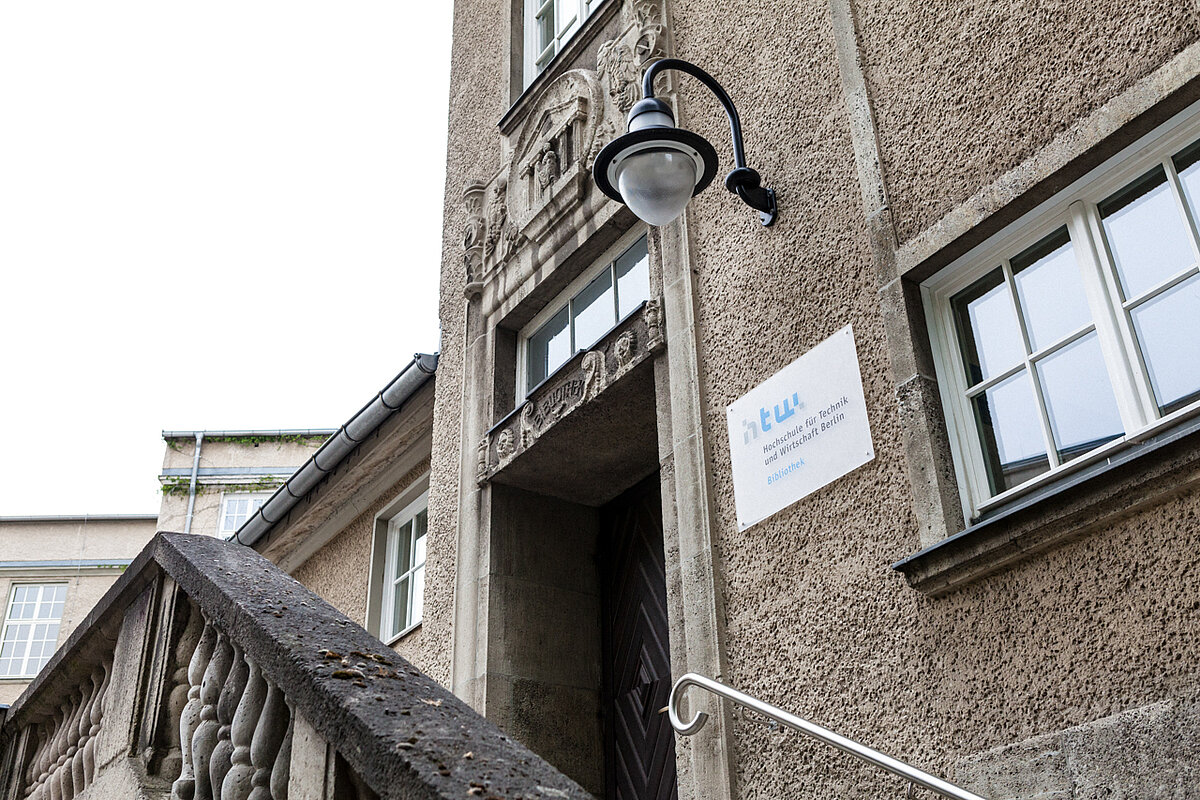Eingang Bibliotheksgebäude Eingang Bibliotheksgebäude