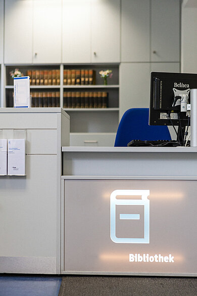 Eingang zur Bibliothek auf dem Campus Treskowallee 